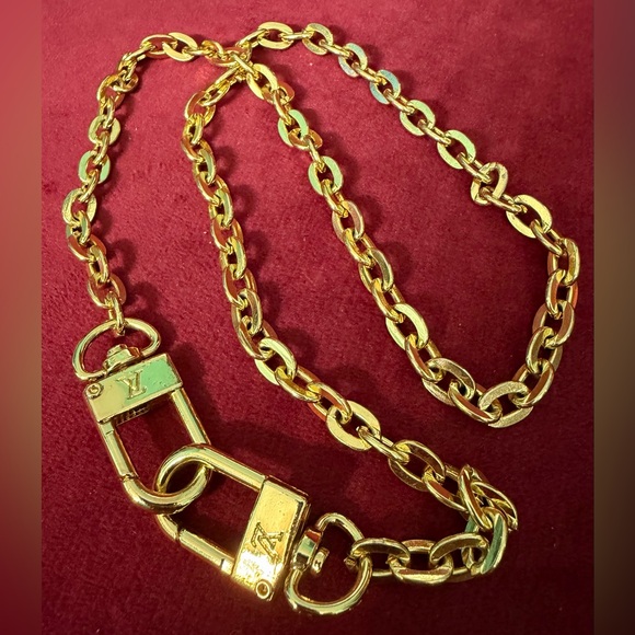 👑✅PRICE FIRM✅ Stylish Gold tone short shoulder faux metal chain strap. NWOT - Picture 8 of 11
